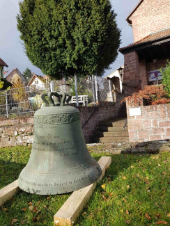 ProjektGlockenstuhl_Glocke_vor_Kirche